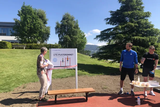 Klinikksjef Jorun Bøyum ved skiltet til UTE-PUSTEROMMET