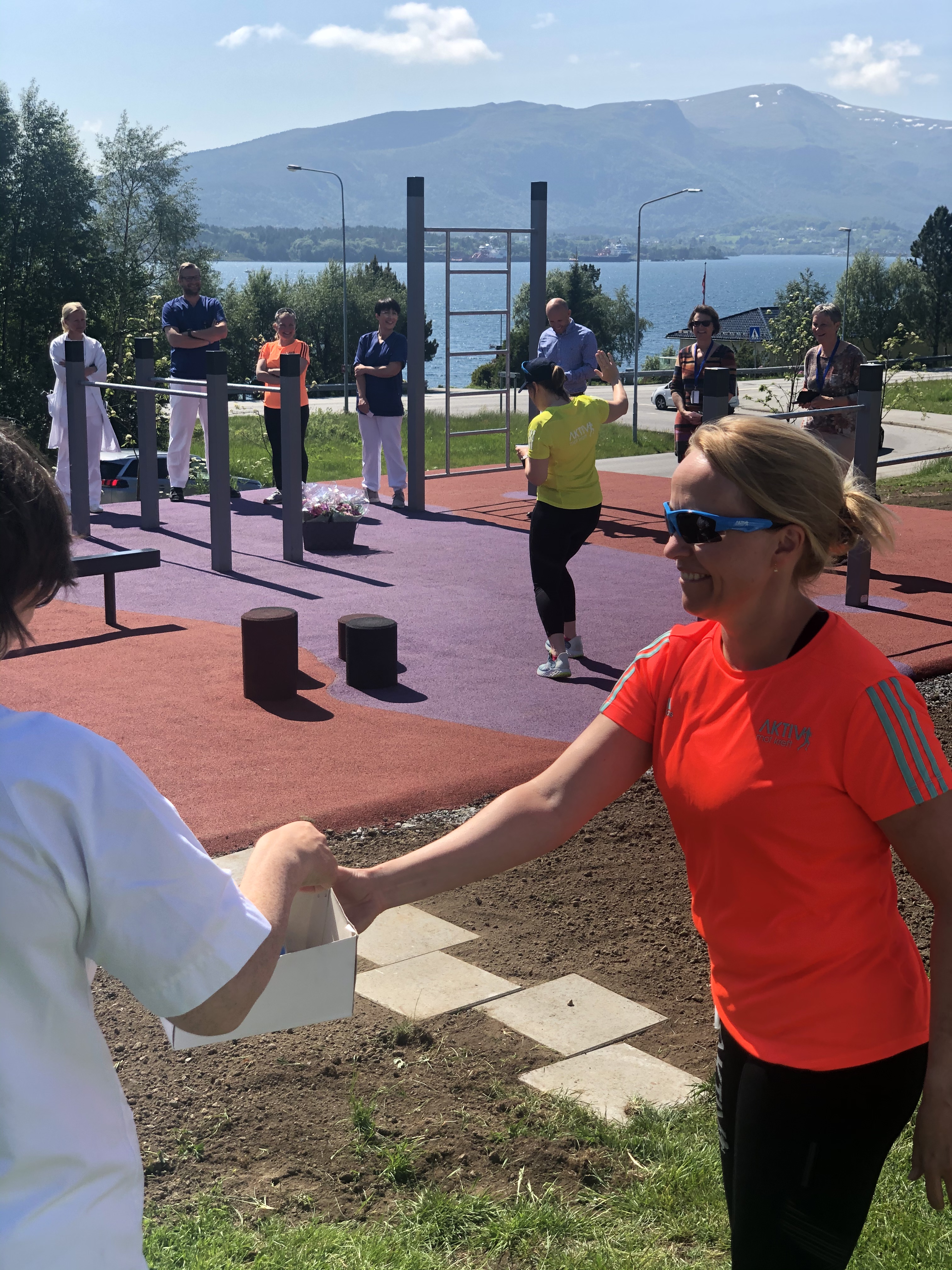 Kreftsjukepleiar Ingunn Erstad med ein liten give-away for å minne om Aktiv mot kreft