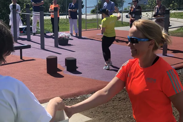 Kreftsjukepleiar Ingunn Erstad med ein liten give-away for å minne om Aktiv mot kreft