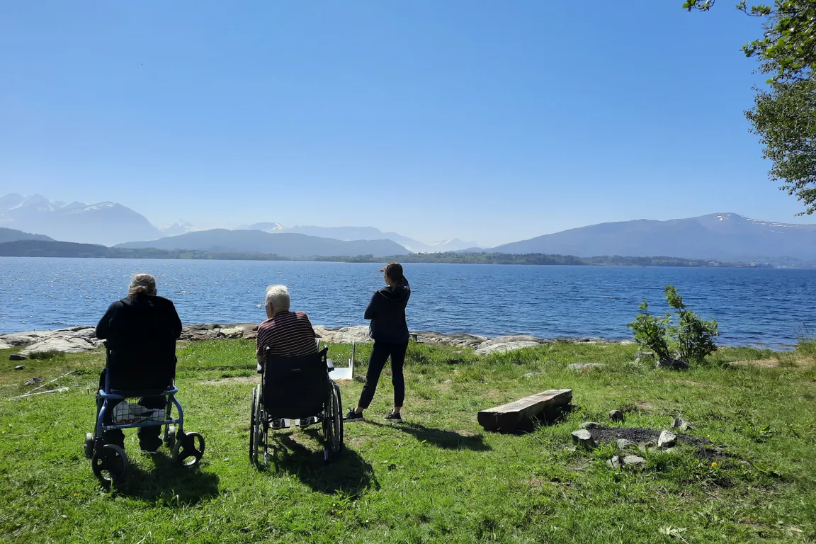 Turgruppe ved sjøen