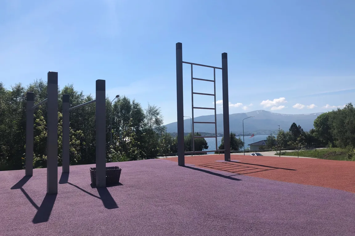 Utandørs treningspark ved sjukehuset