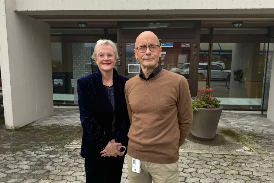 En mann og kvinne som poserer for et bilde