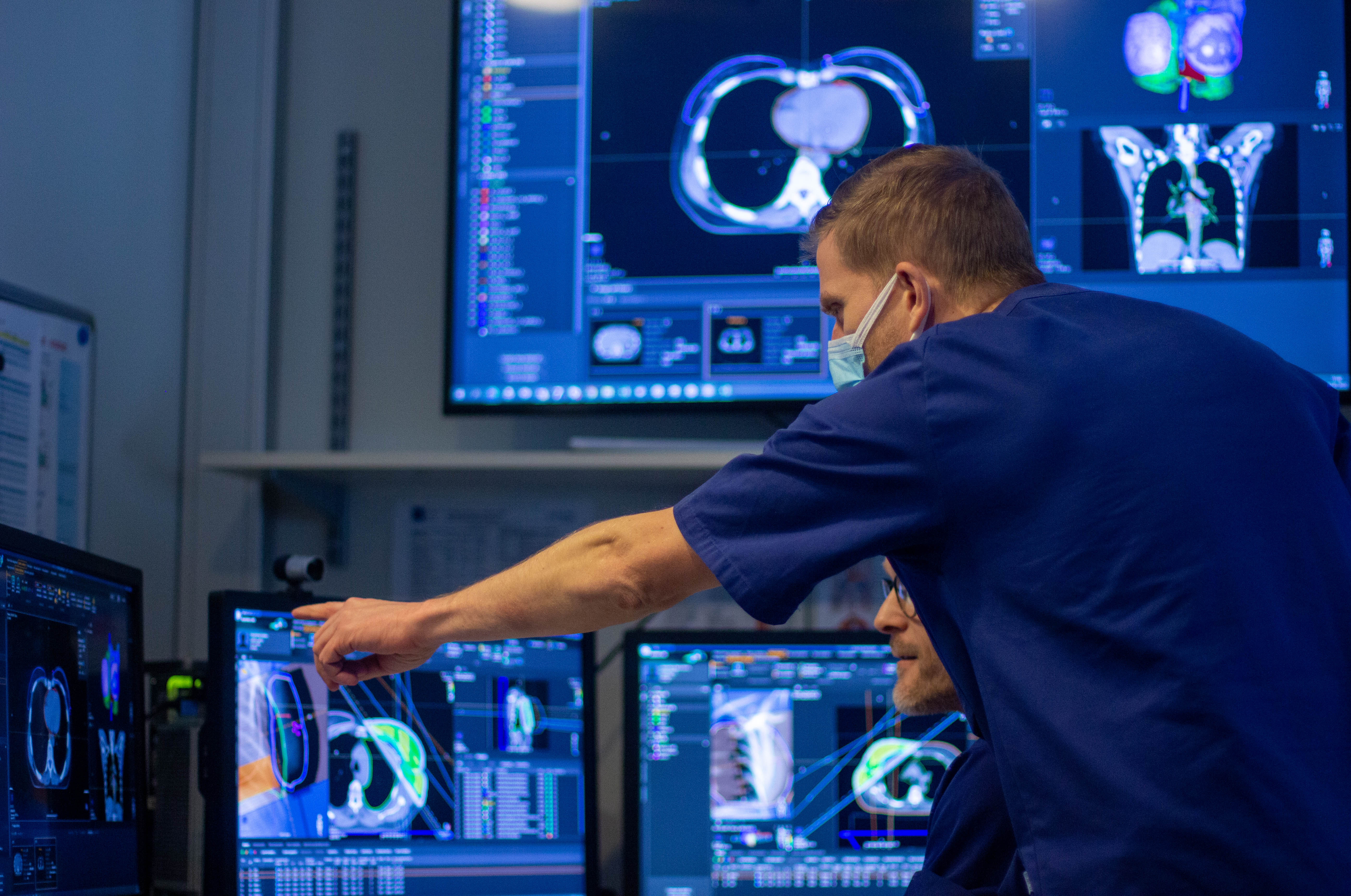 En mann i blå skjorte