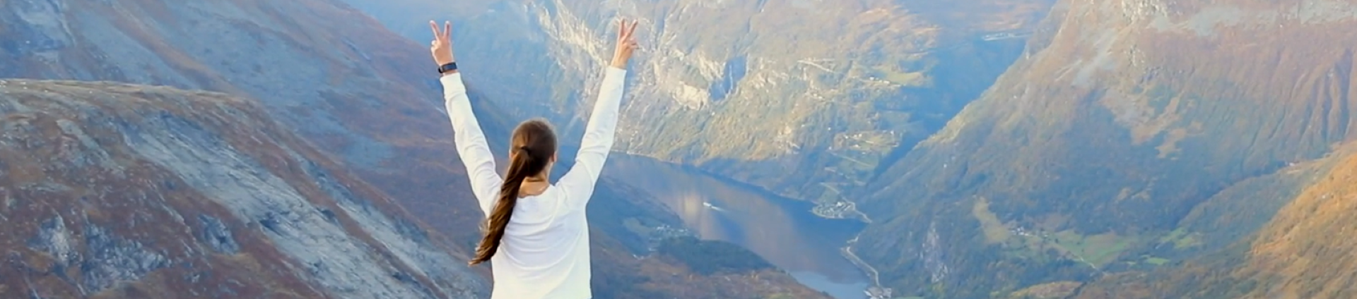 En person som står på en klippe