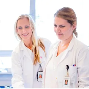 En collage av mennesker i hvite frakker og gule skjorter