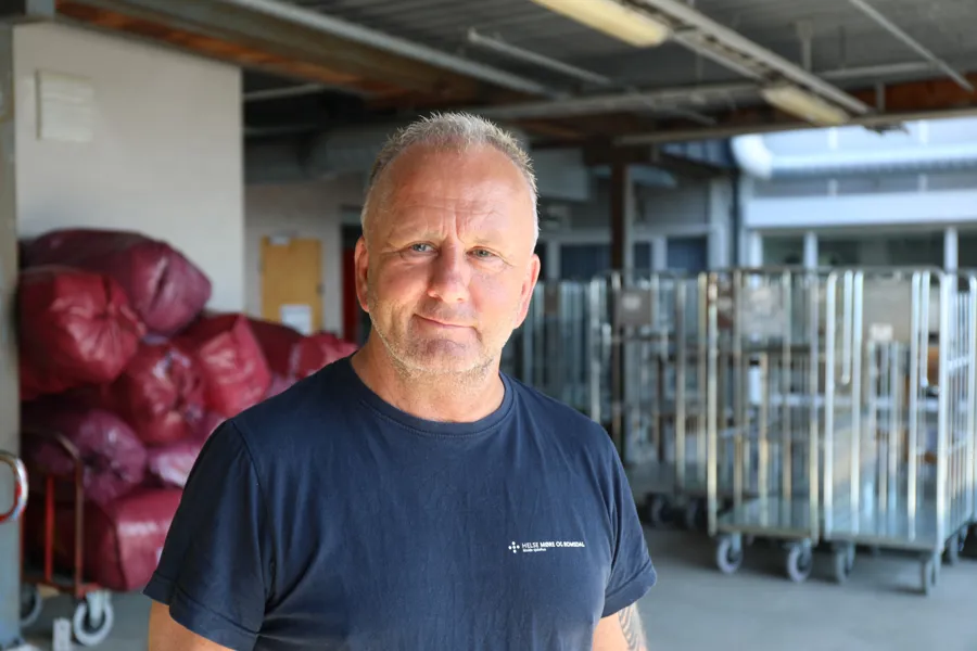 Portør Johnny Hjelle foran sorteringa av søppelsekker ved Molde sjukehus.