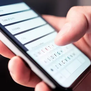 Digitalt skjema på mobil. Illustrasjonsbilde: Colourbox.com