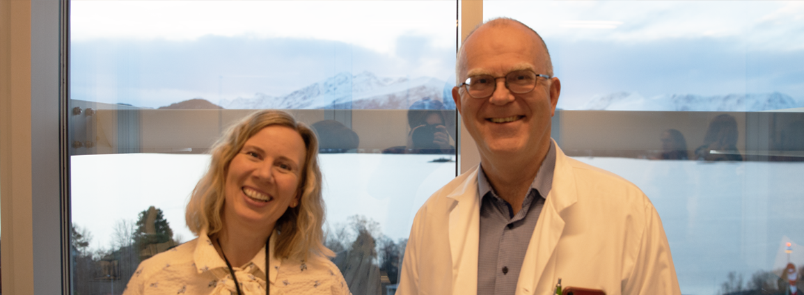 En mann og kvinne som smiler