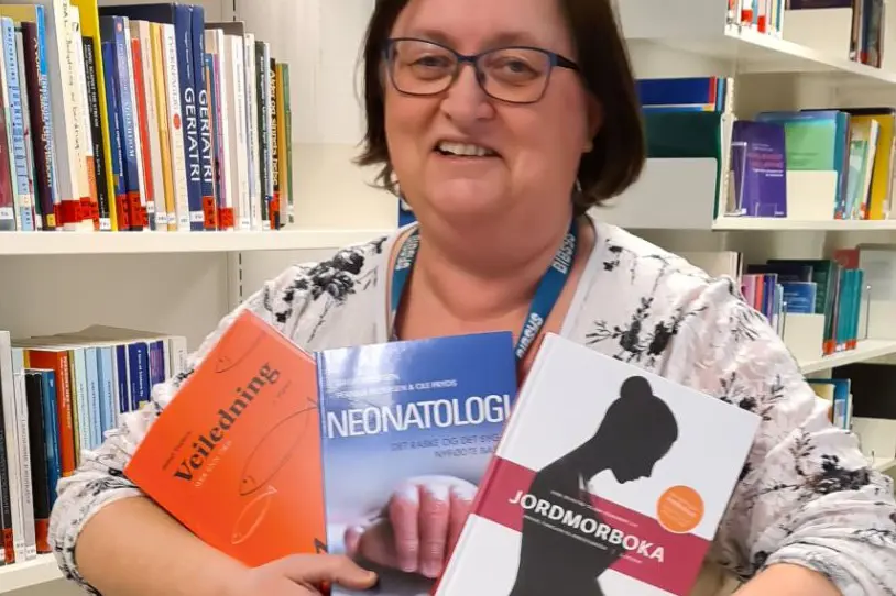 Fagbibliotekar Eva Nygård Lundanes bistår både med utlån av bøker og hjelp til å finne elektroniske vitskaplege artiklar