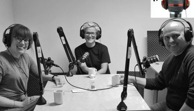 Deltakarne rundt bordet i studio.