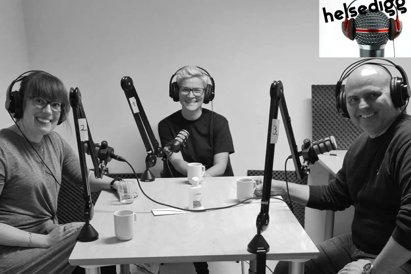 Deltakarne rundt bordet i studio.