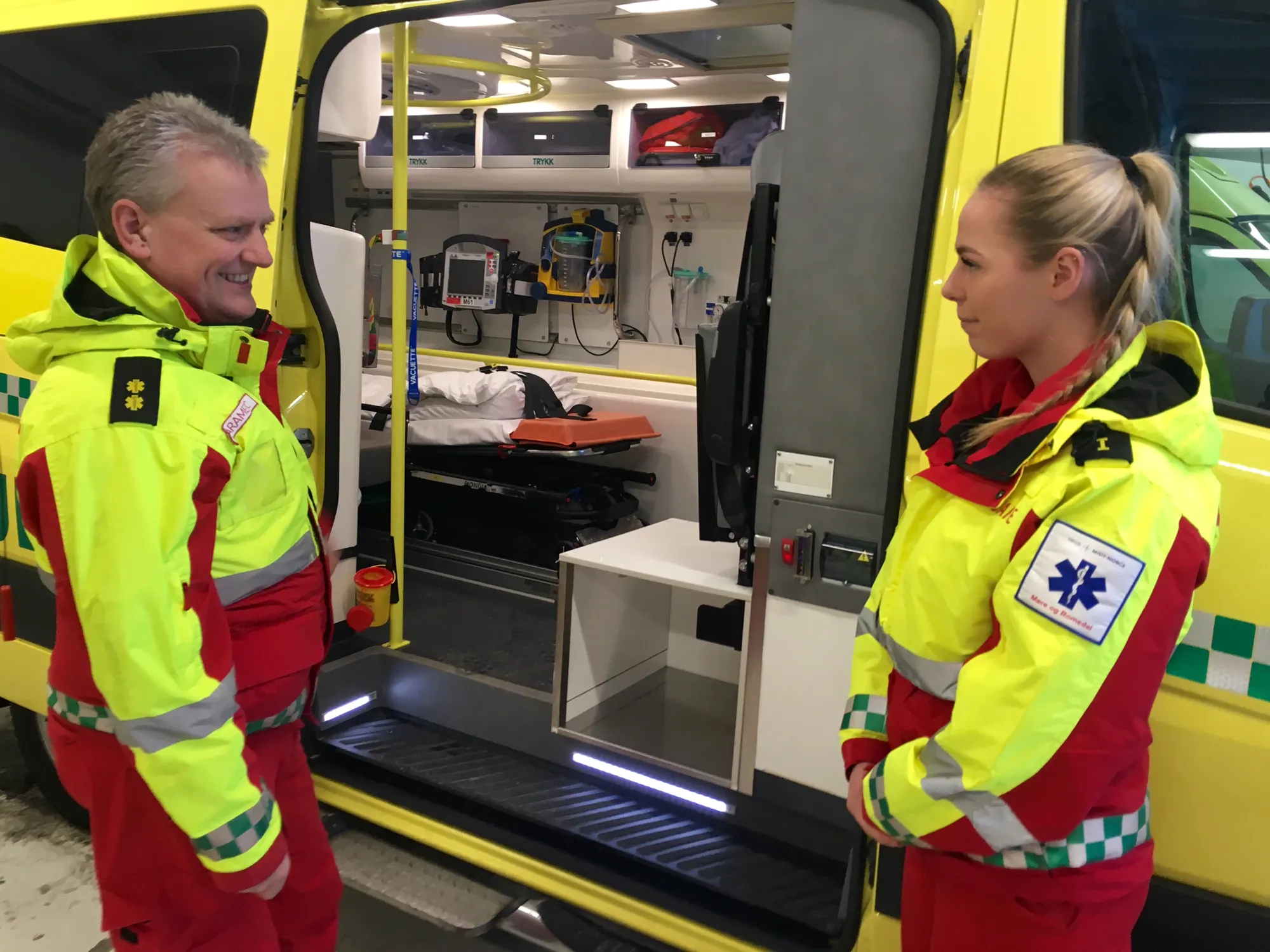 Ambulanse bakfra med åpen bakdør.jpg