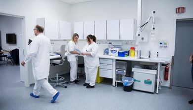 En gruppe mennesker i et laboratorium