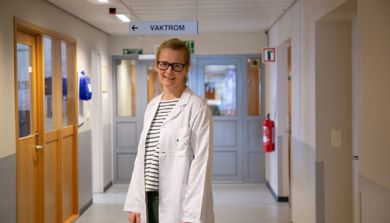 En mann som står i gangen