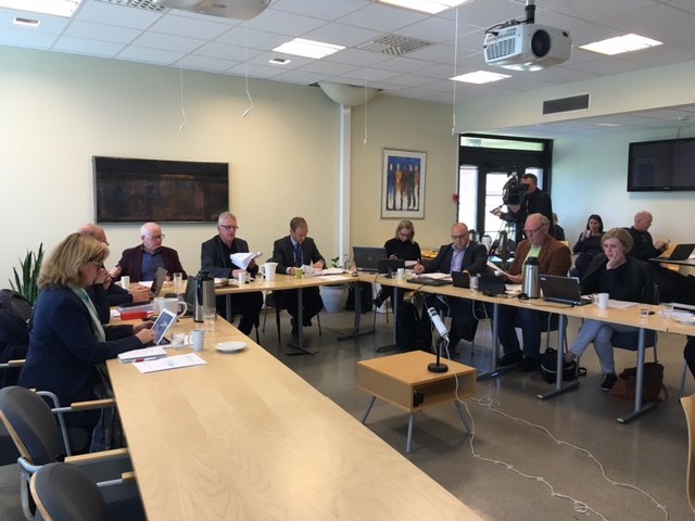 En gruppe mennesker som sitter ved bordene