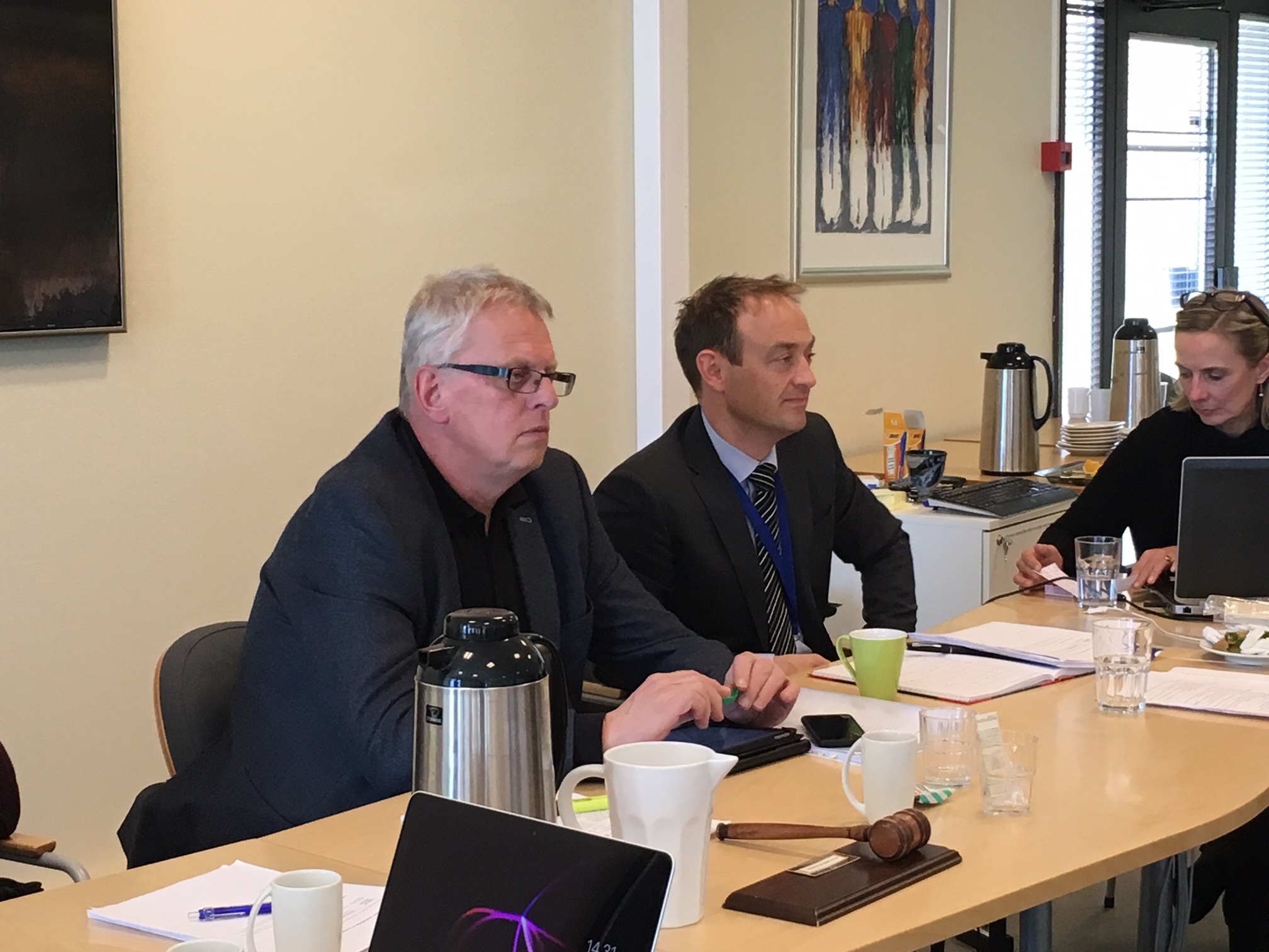 En gruppe menn som sitter ved et bord