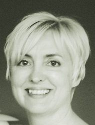 En kvinne som smiler til kameraet