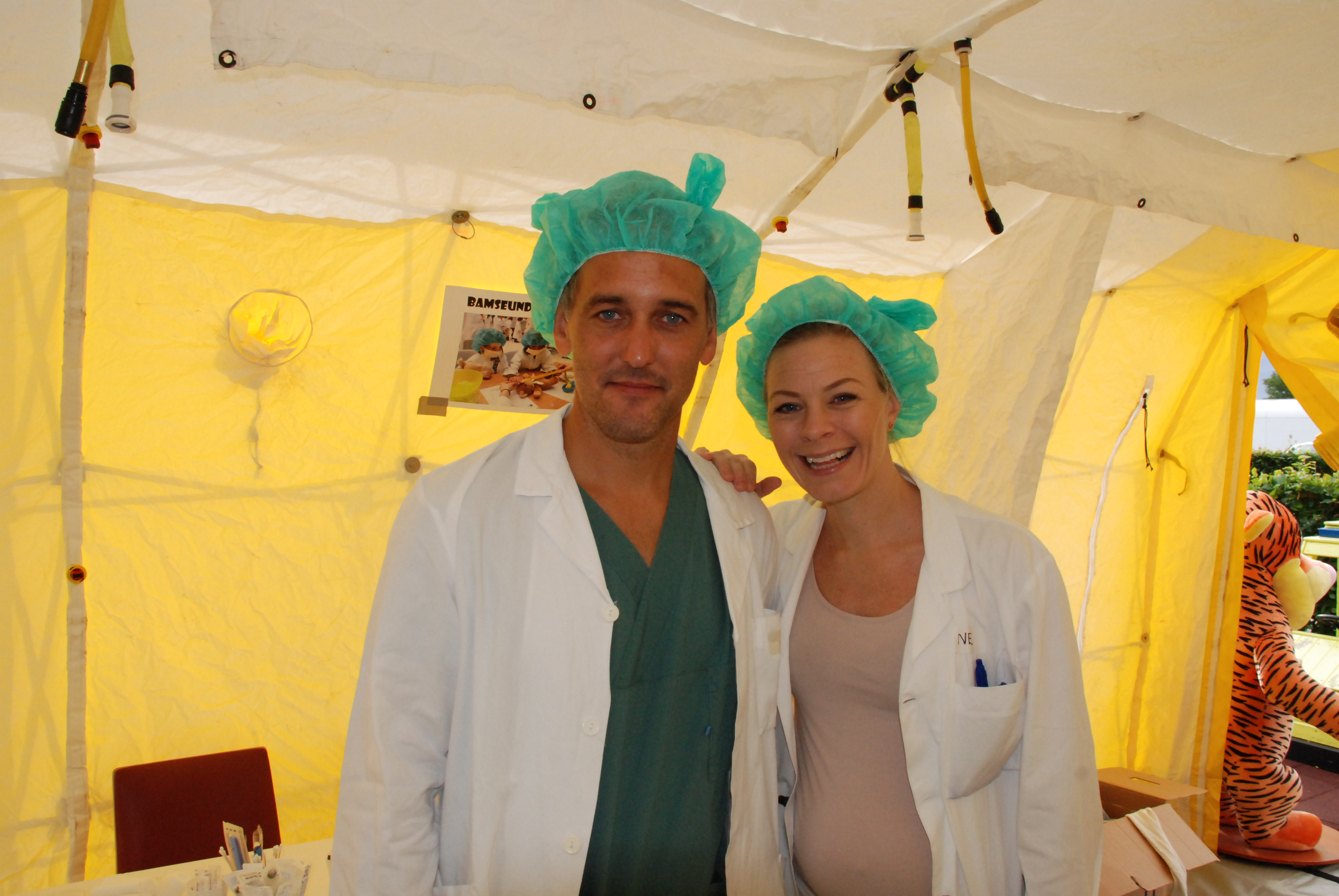 Initiativtakarane til bamsesjukehuset i Ålesund: overlege Morten Eikrem og lege i spesialisering Jane Indrevåg. 