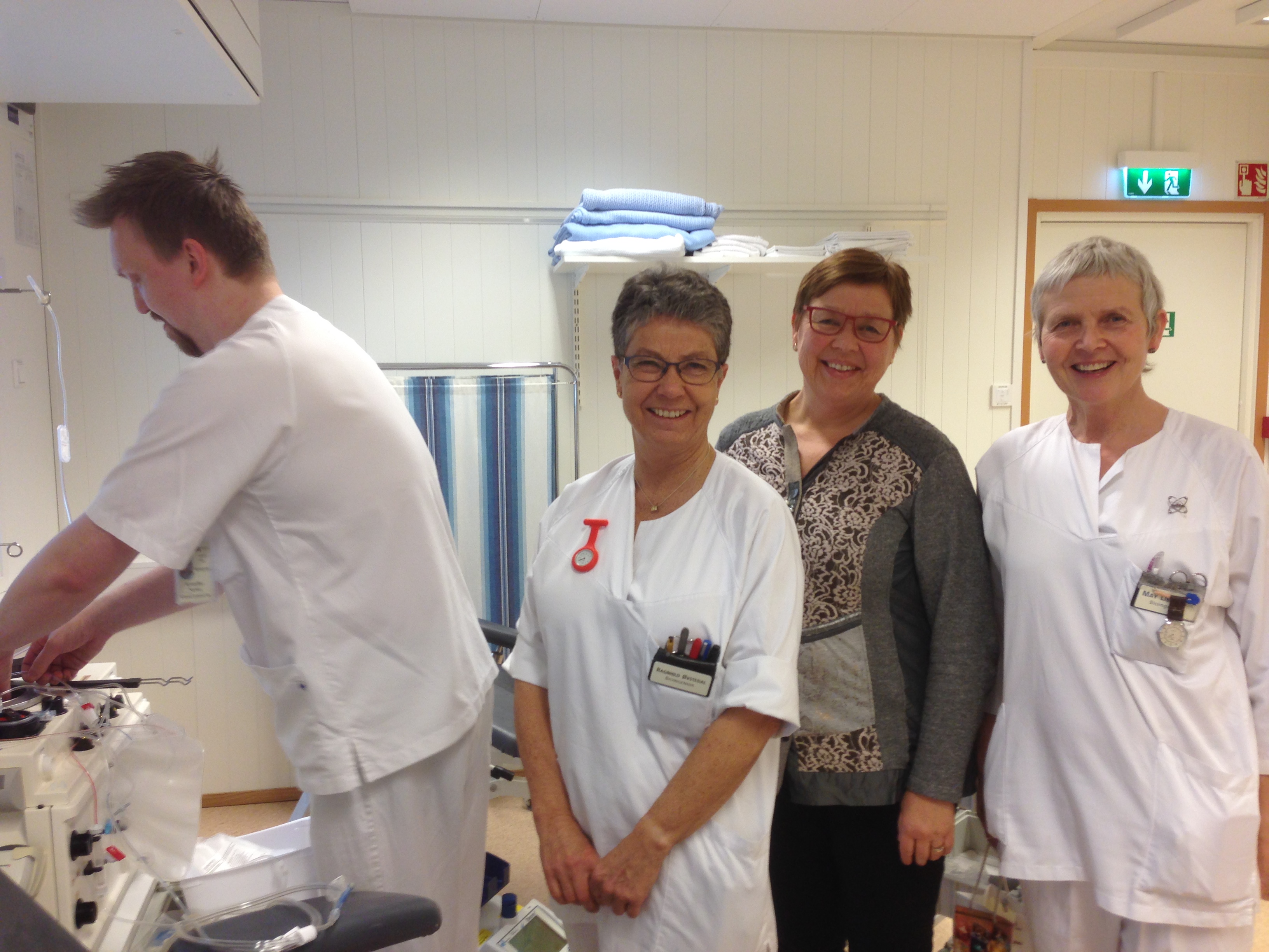 En gruppe mennesker i hvite labfrakker