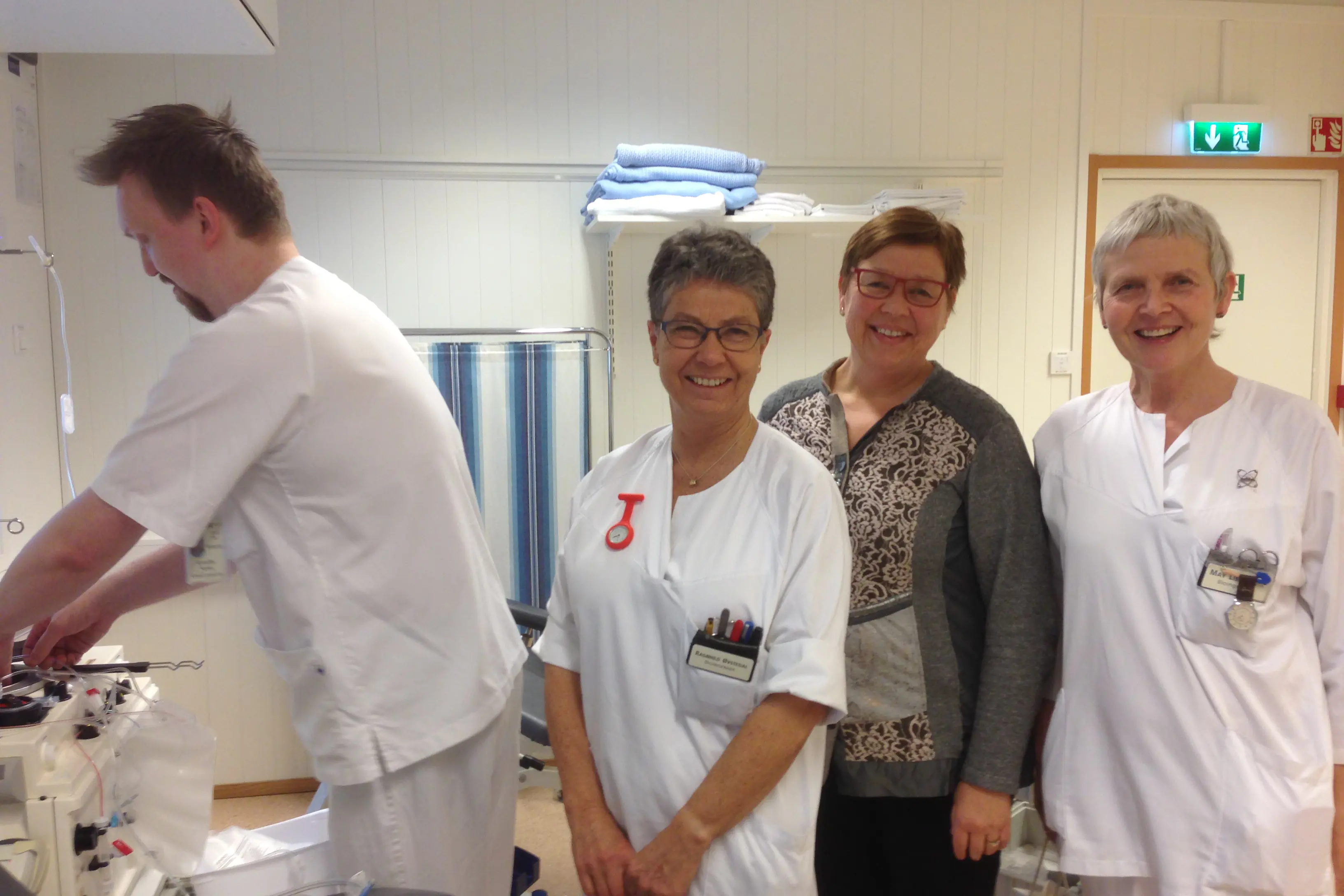 En gruppe mennesker i hvite labfrakker