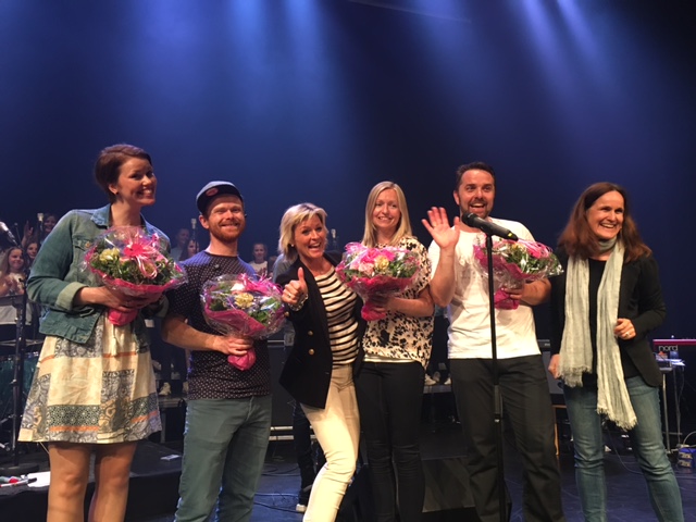 En gruppe mennesker som holder blomster