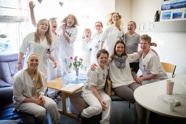 Glad gjeng på Medisin 1 jublar etter å ha blitt kåra til Noregs trivelegste arbeidsplass.