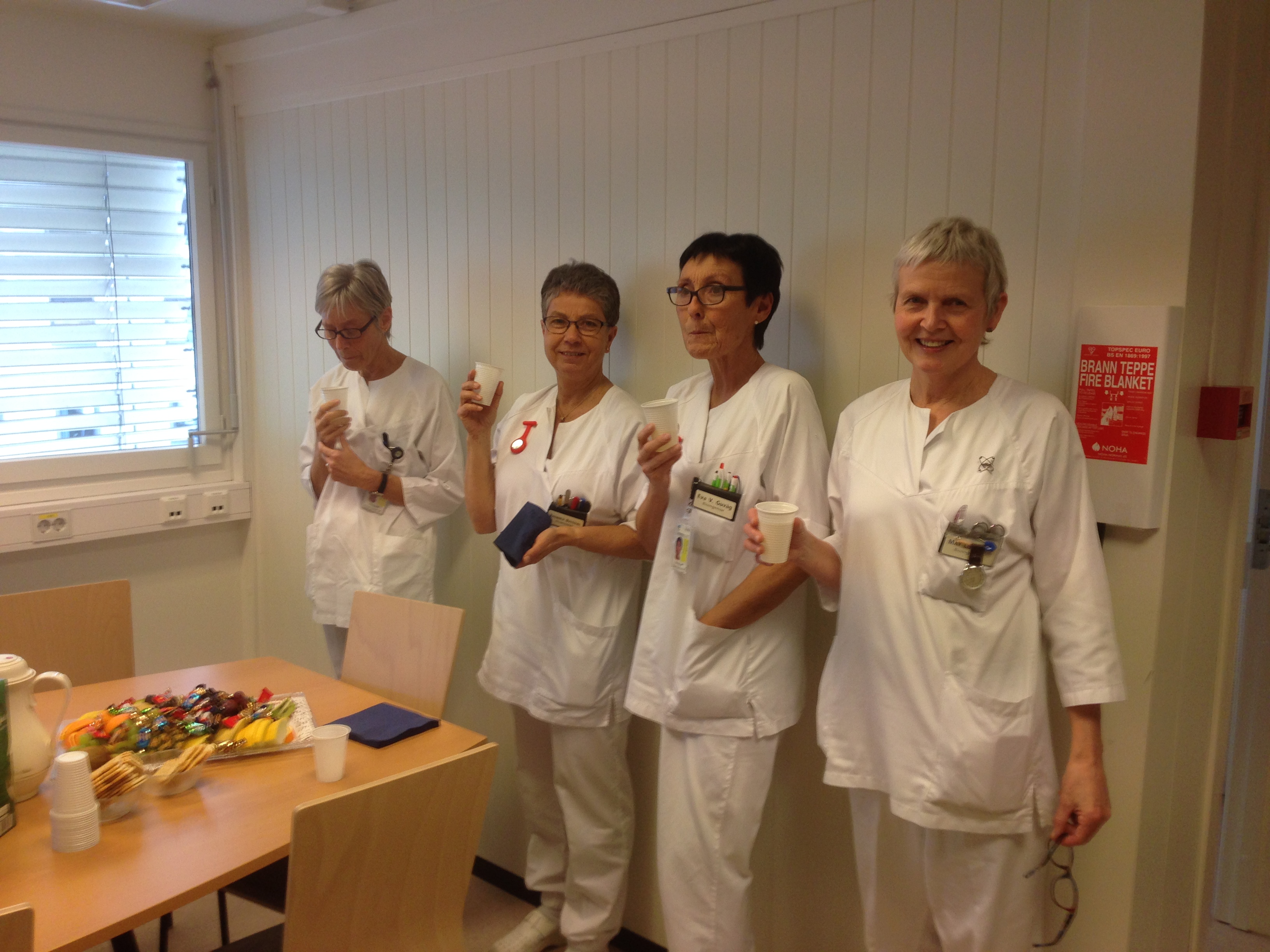 En gruppe mennesker i hvite labfrakker