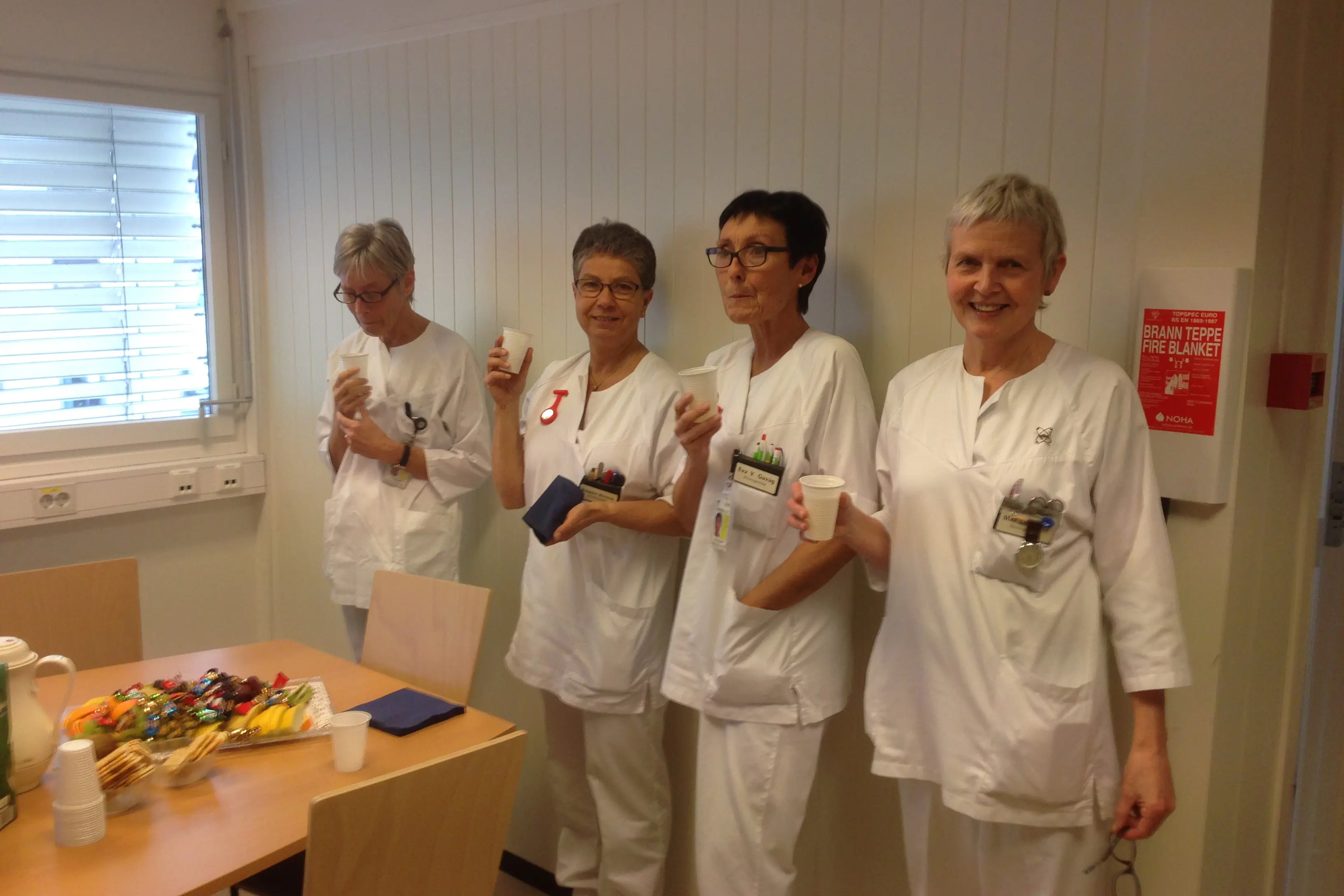 En gruppe mennesker i hvite labfrakker