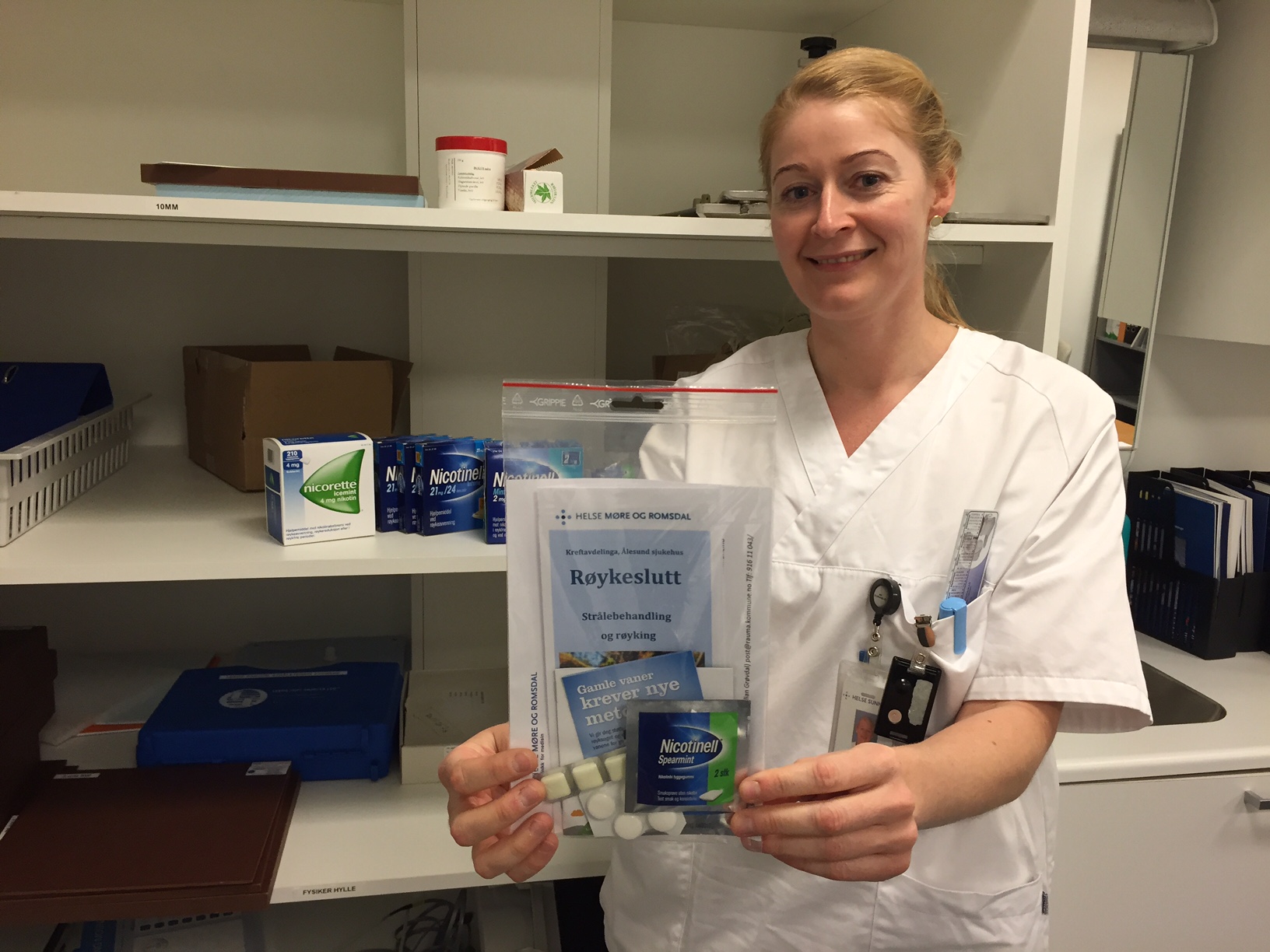 En person som holder en eske med medisin