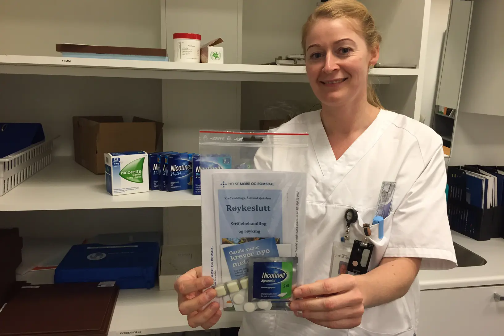 En person som holder en eske med medisin