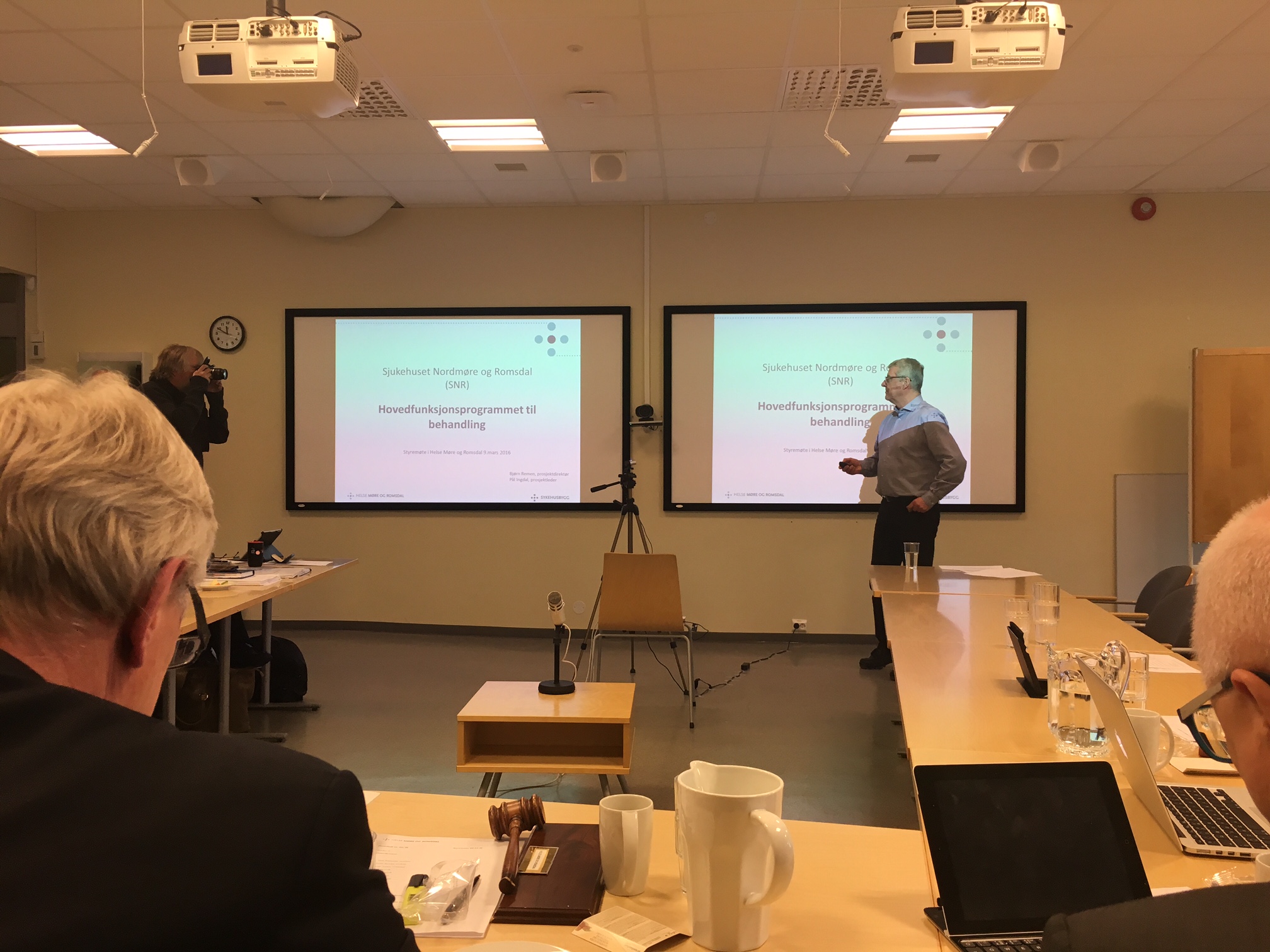 Prosjektdirektør Bjørn Remen presenter hovudfunksjonsprogrammet for styret i Helse Møre og Romsdal.