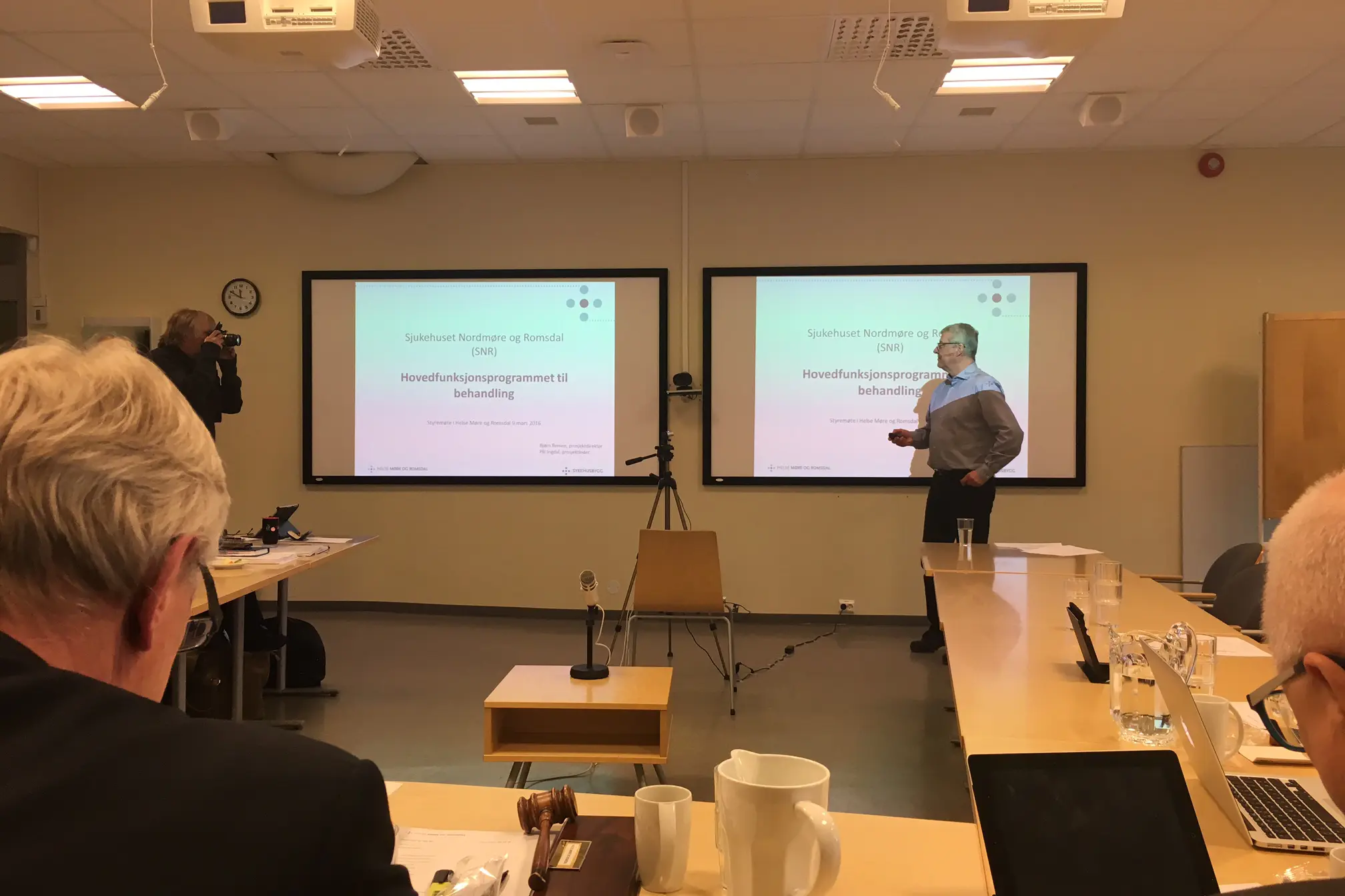 Prosjektdirektør Bjørn Remen presenter hovudfunksjonsprogrammet for styret i Helse Møre og Romsdal.