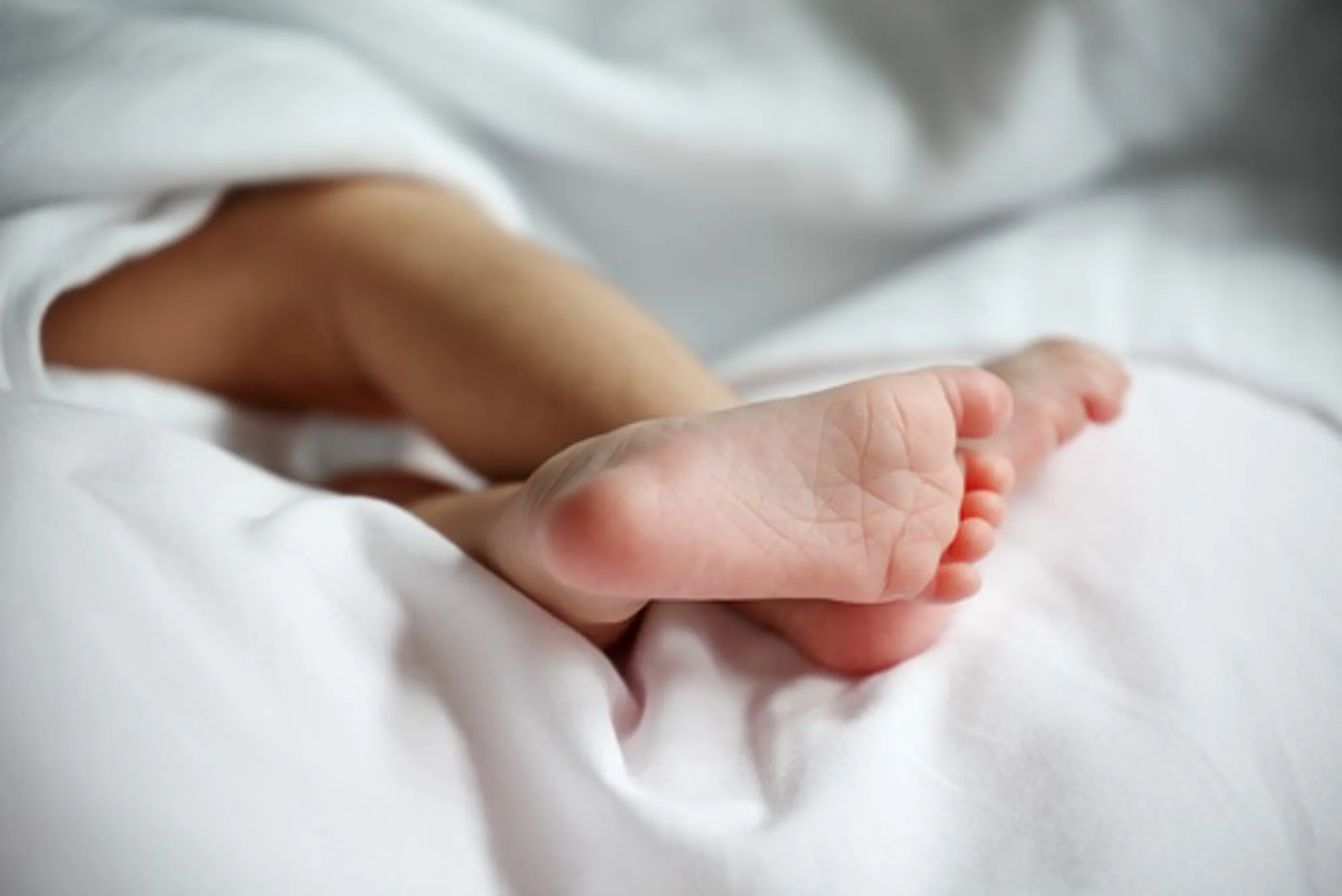 Et nærbilde av en babys fot
