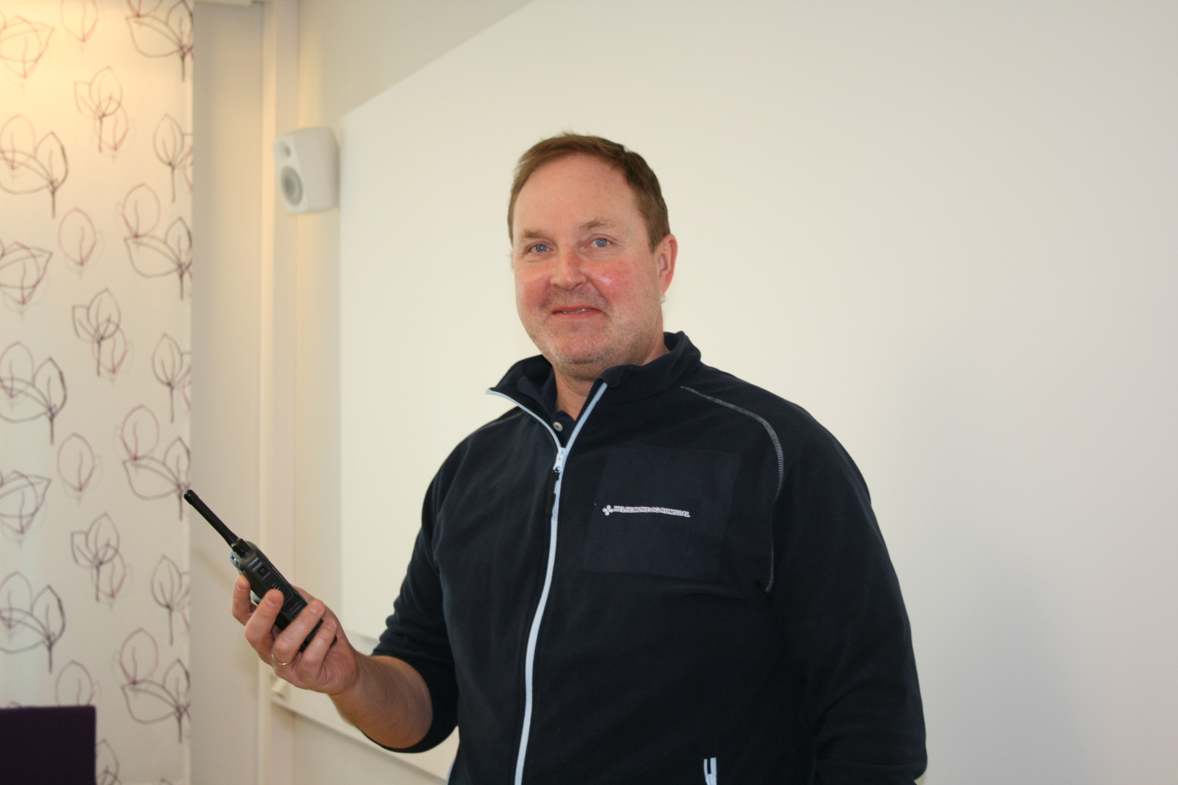 En mann som holder en mikrofon