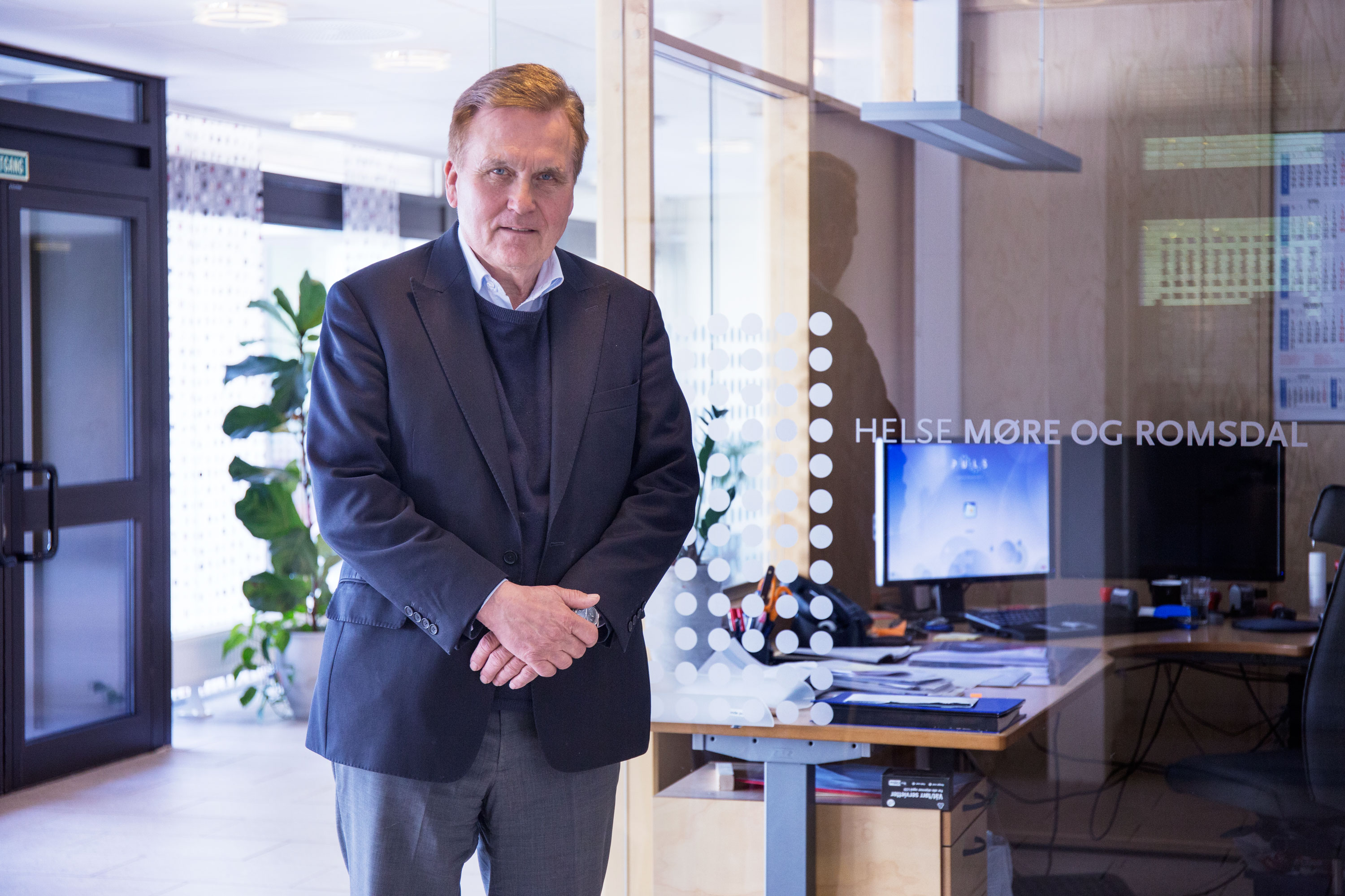 En mann som står foran en datamaskin