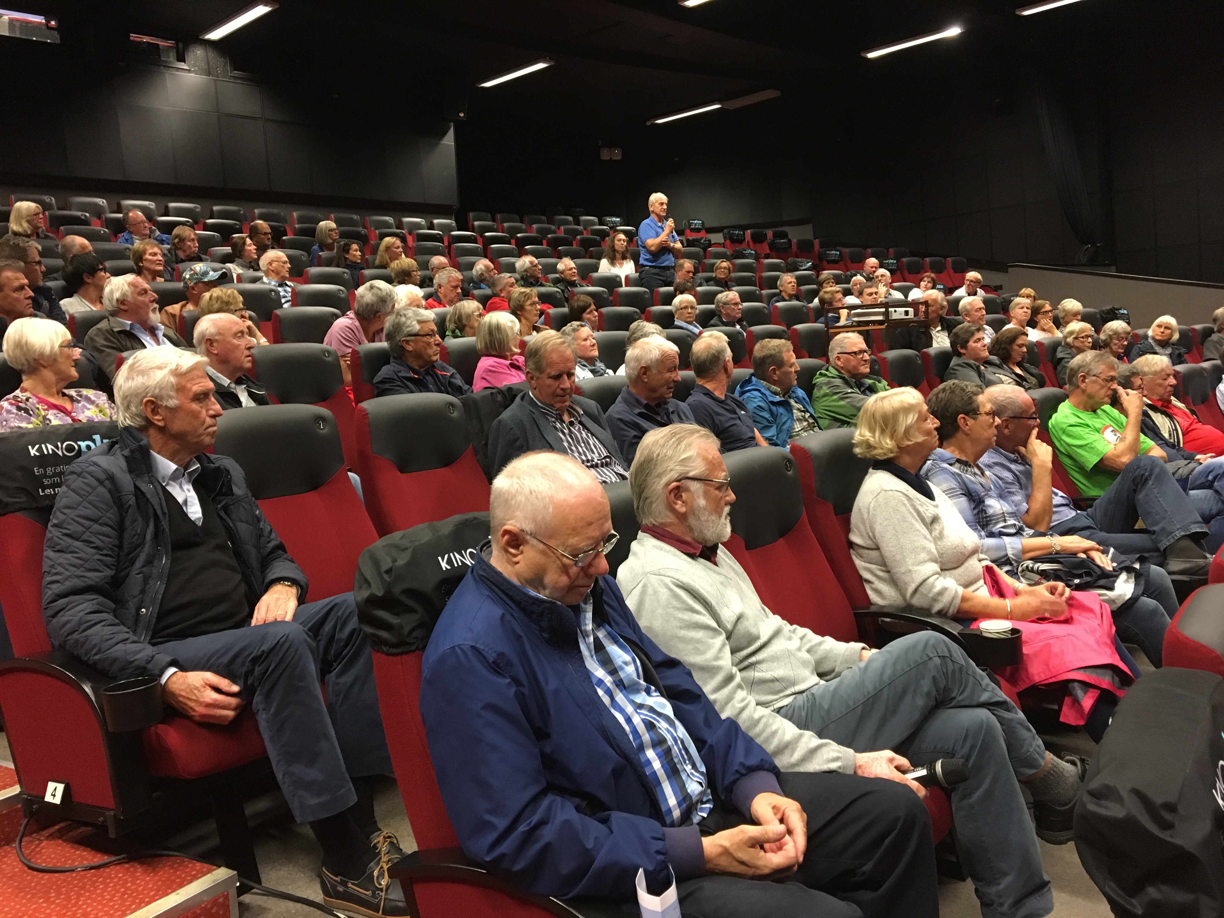 En gruppe mennesker som sitter i stoler