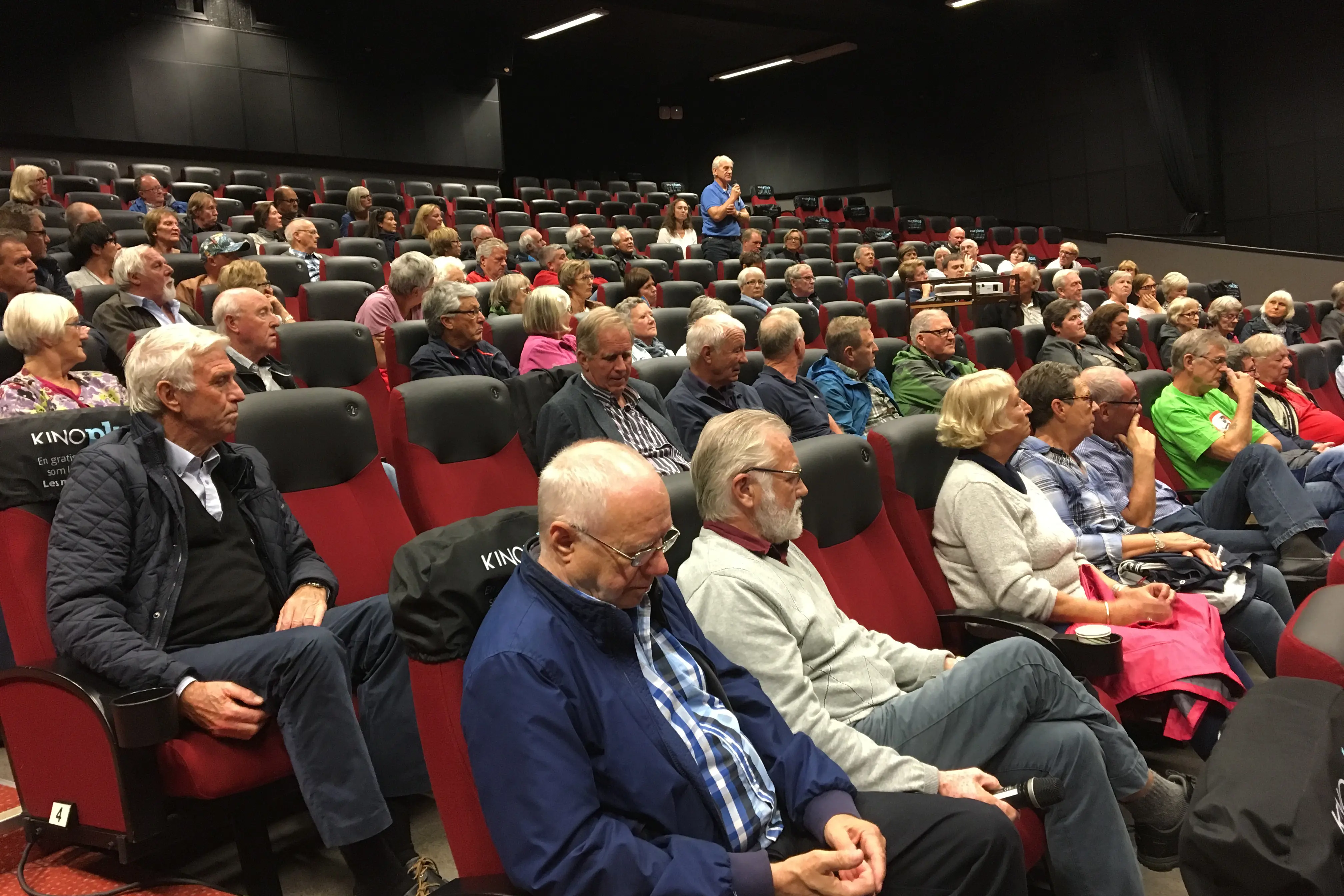 En gruppe mennesker som sitter i stoler