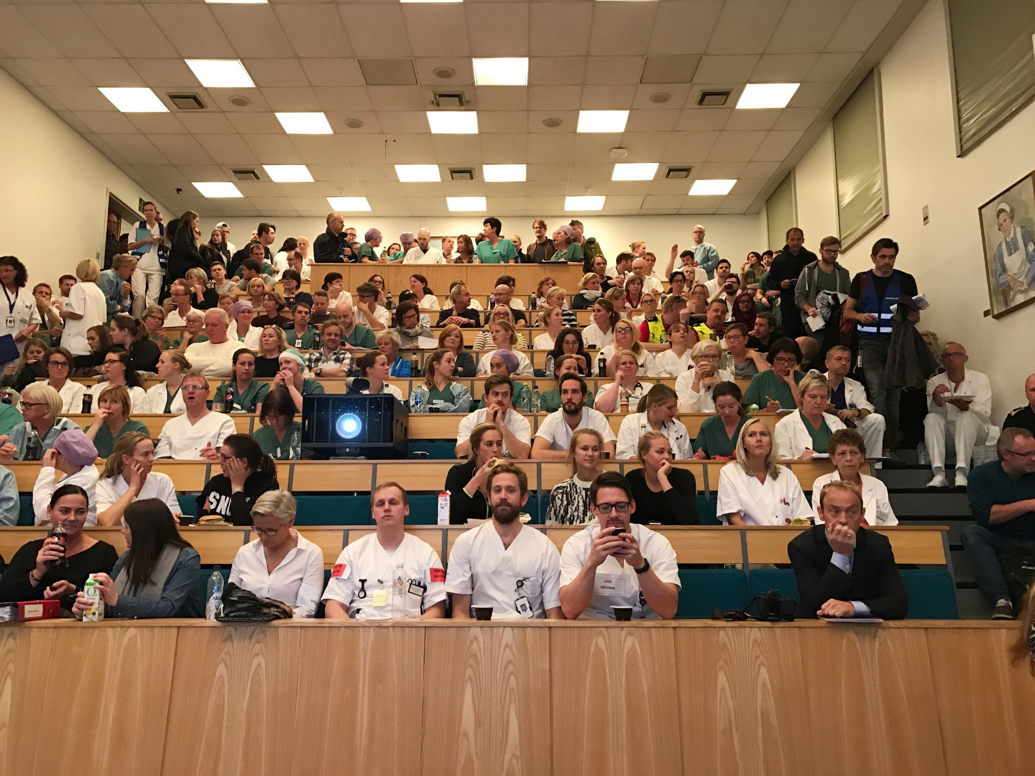 En gruppe mennesker som sitter i et rom