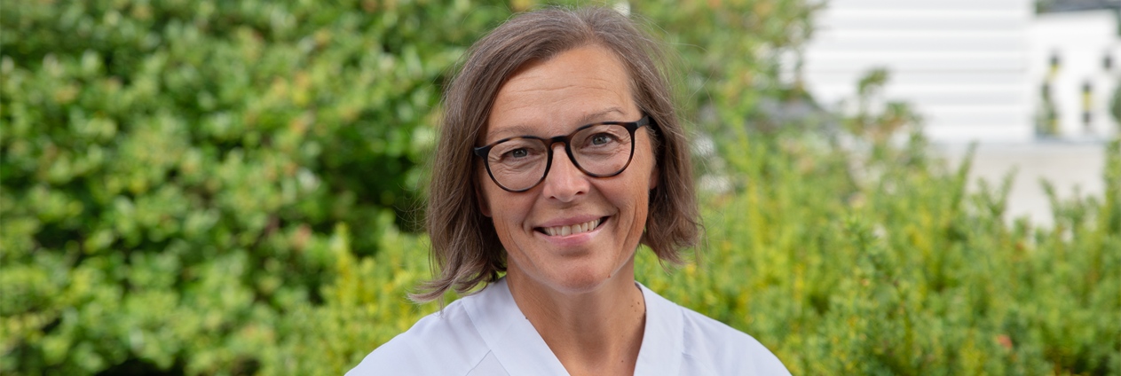 En person som bruker briller