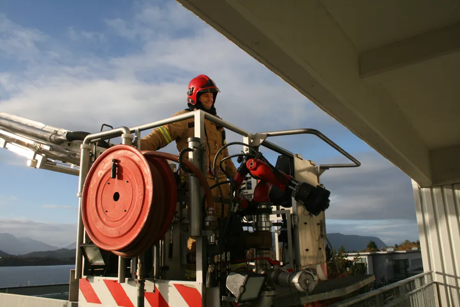 Stigebil på utsida av sjukehuset. Arkivbilde frå brannøving ved Ålesund sjukehus.