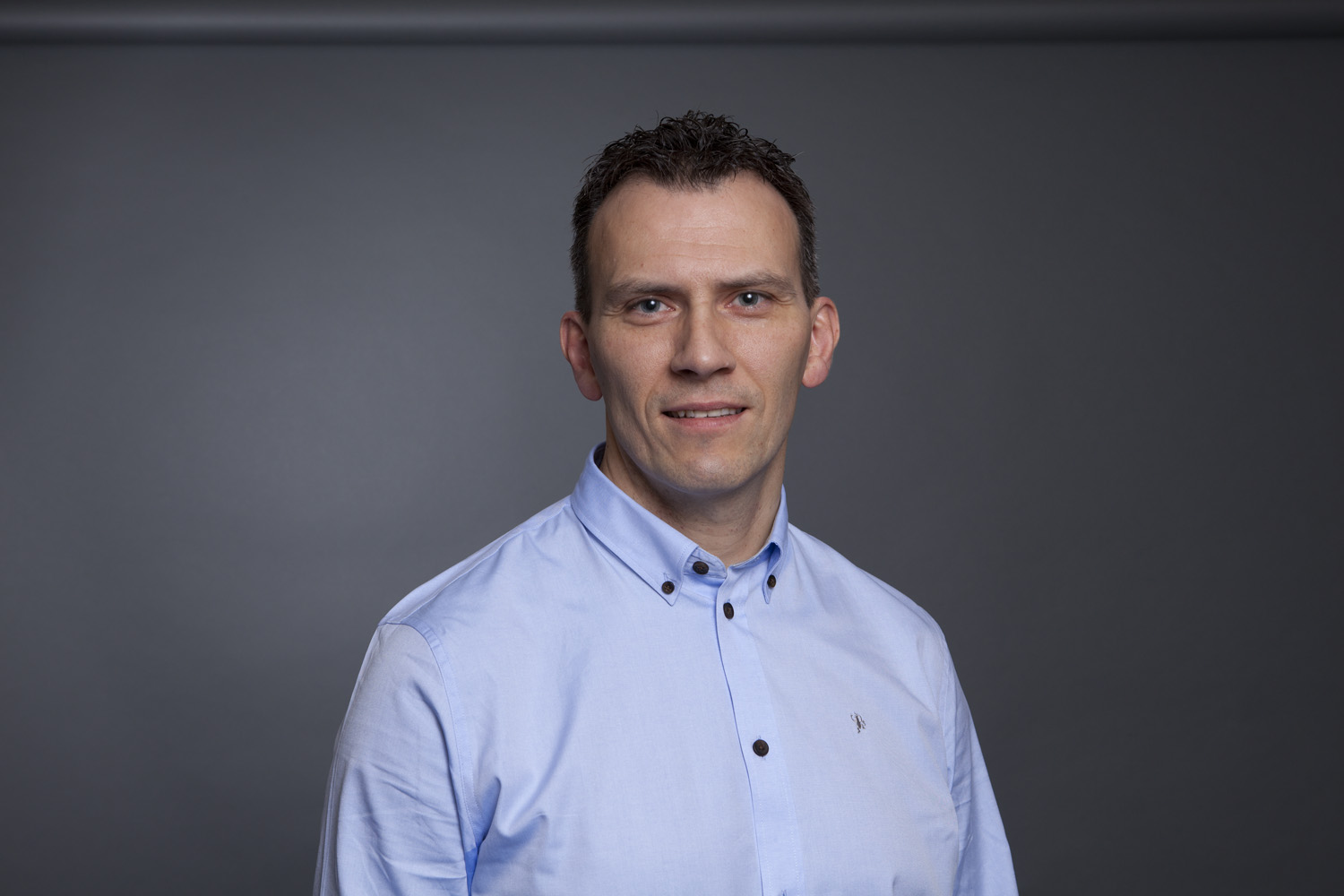 En mann i hvit skjorte