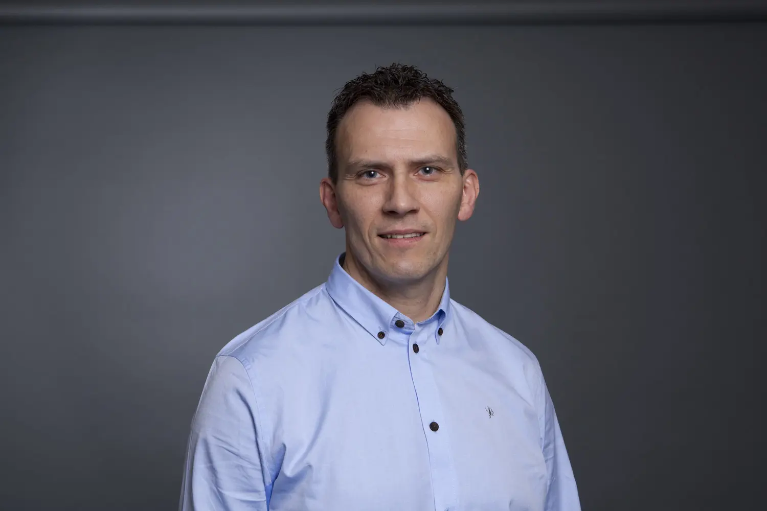 En mann i hvit skjorte