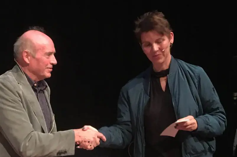 En mann og en kvinne som håndhilser