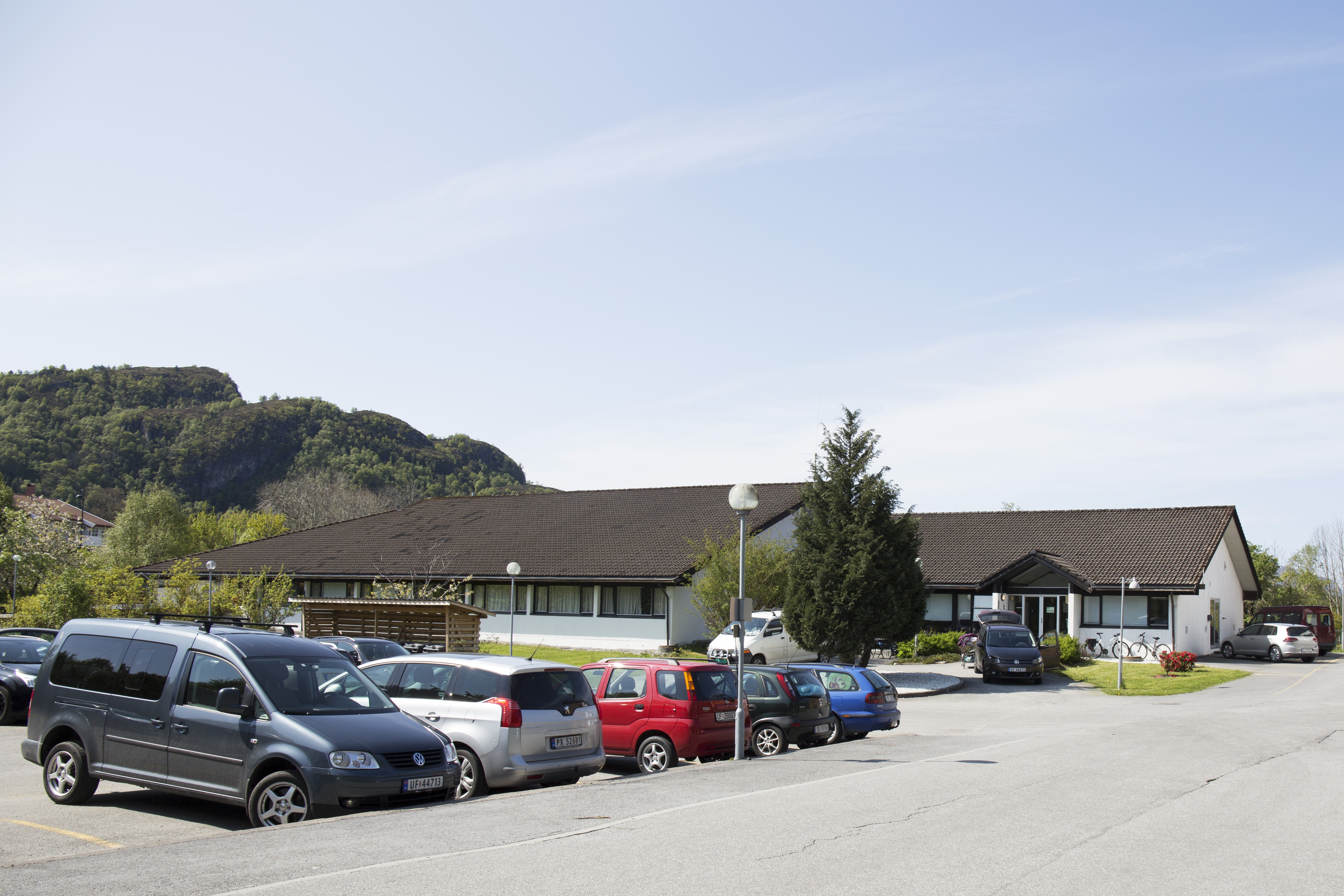 En parkeringsplass med biler og hus