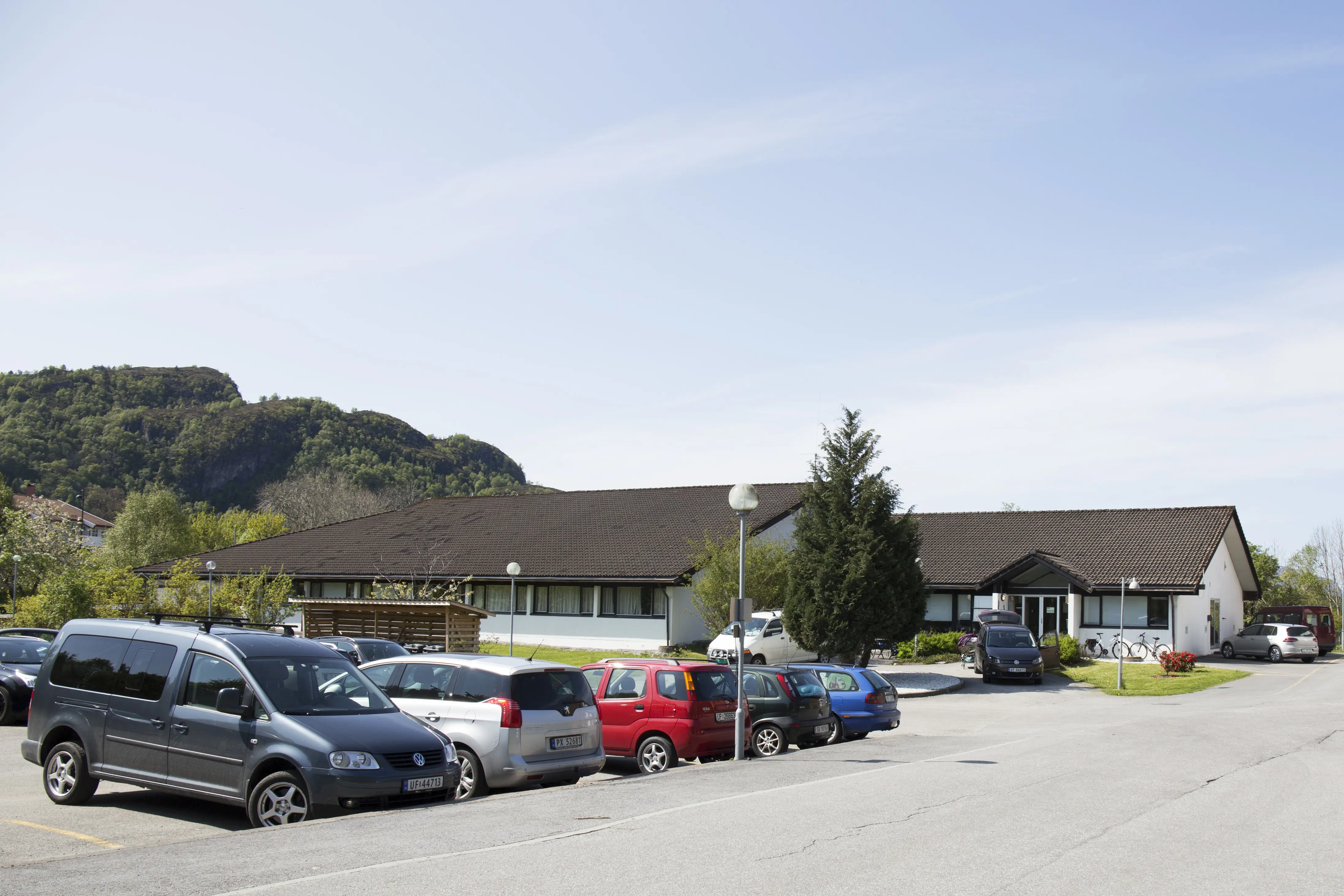 En parkeringsplass med biler og hus