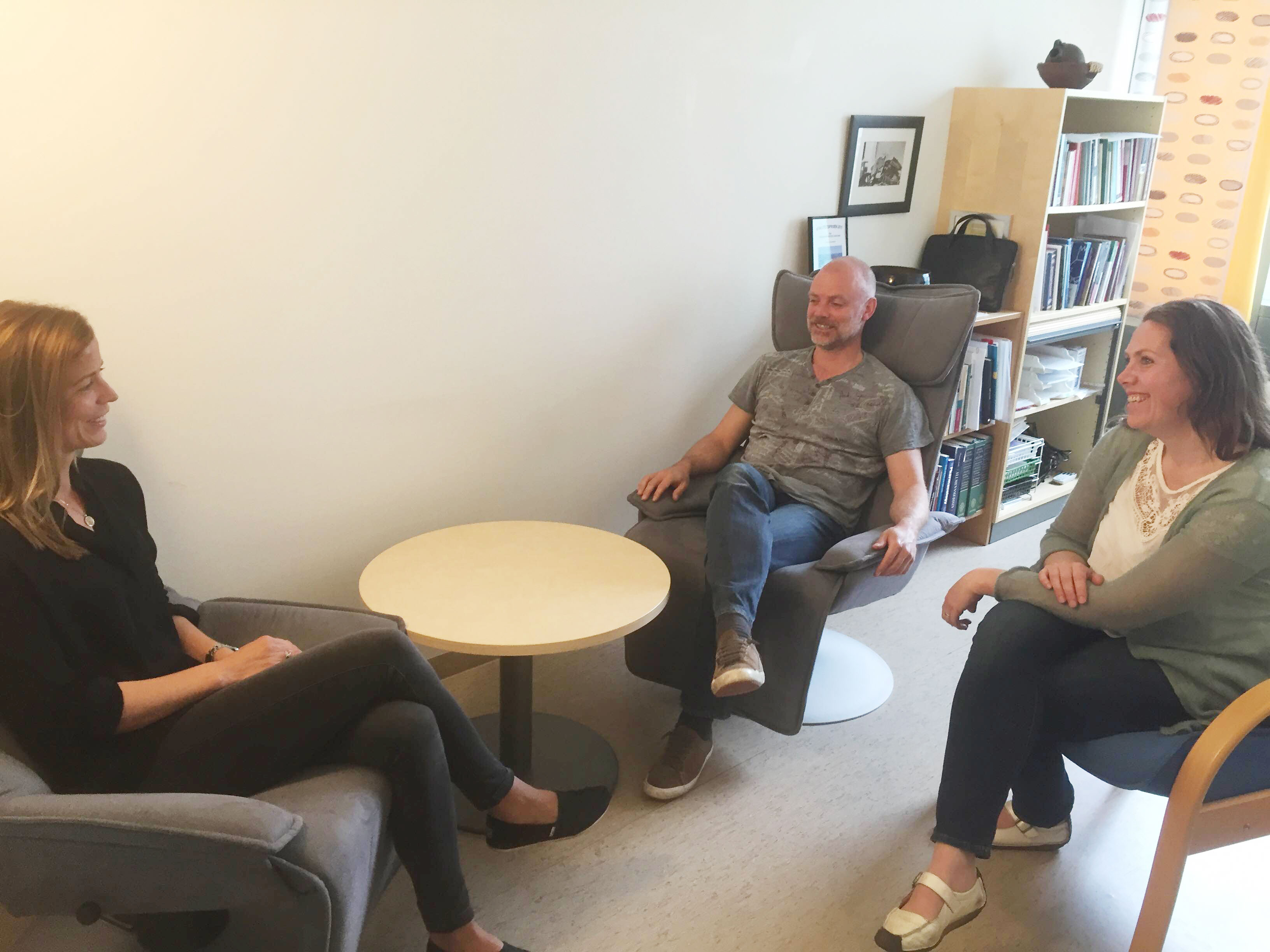 En gruppe mennesker som sitter i stoler