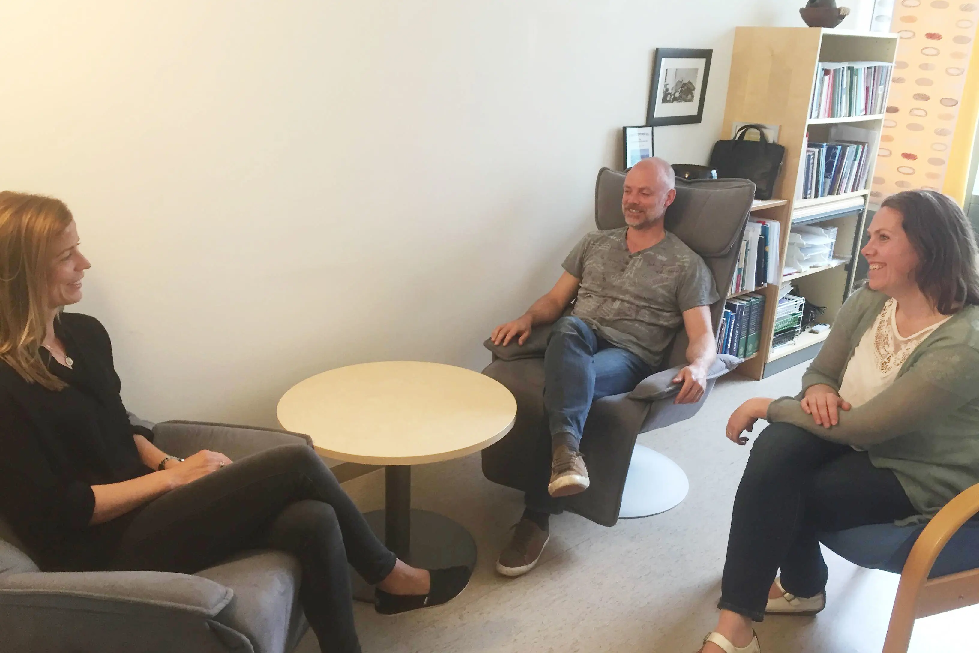 En gruppe mennesker som sitter i stoler