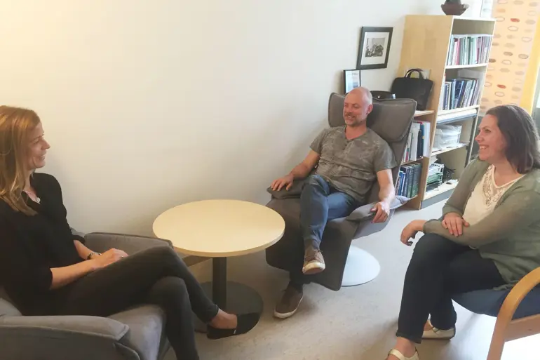 En gruppe mennesker som sitter i stoler