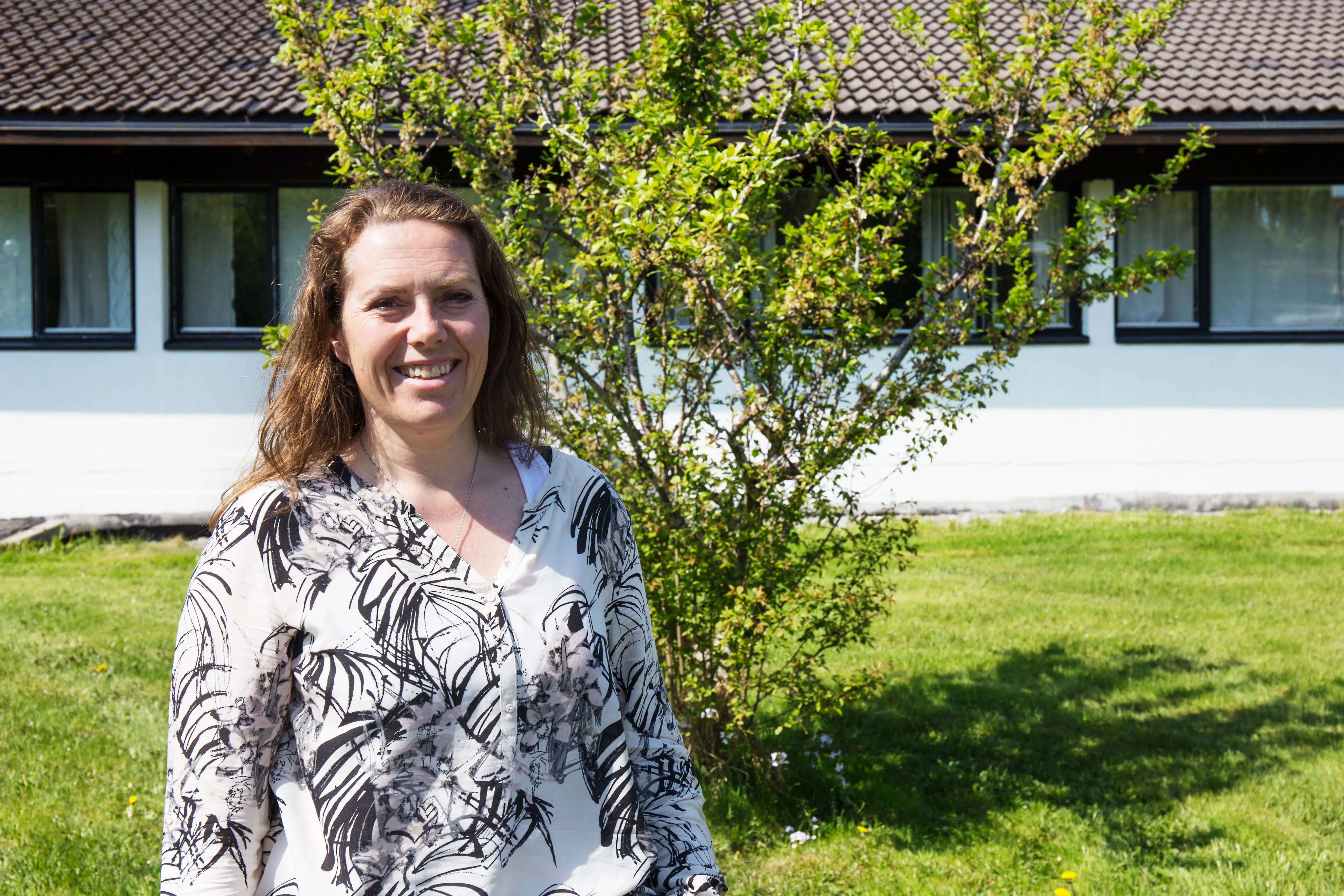 En person som står foran et hus