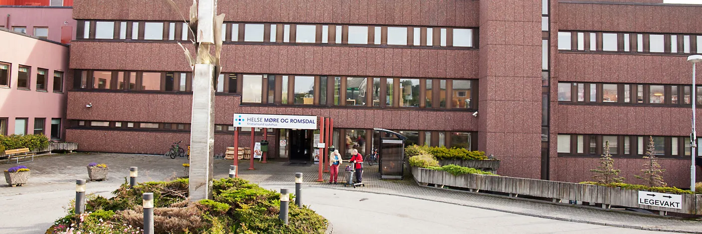 Hovudinngangen ved Kristiansund sjukehus